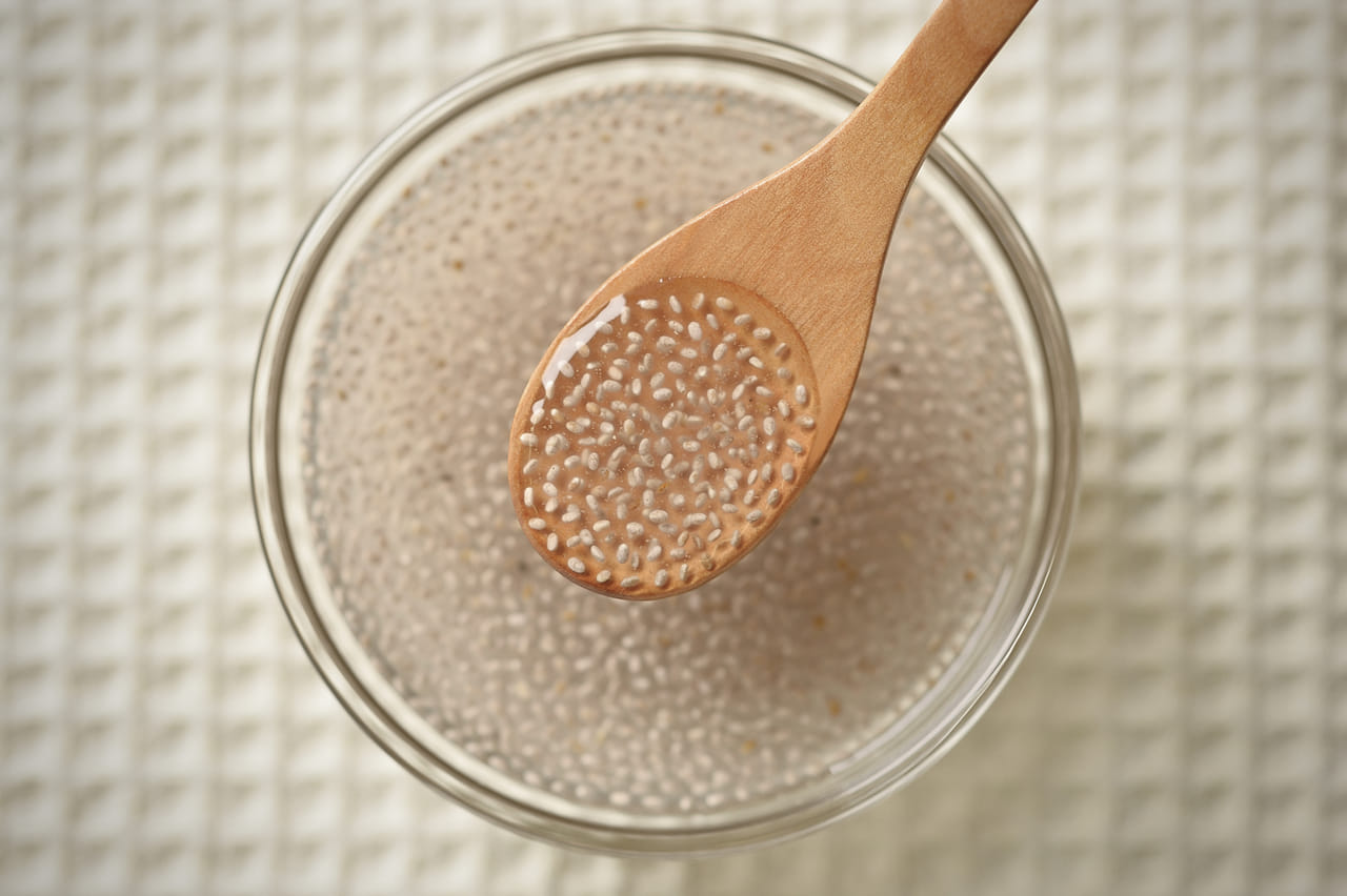 ചിയ വിത്തുകൾ വെള്ളത്തിൽ കുതിർത്ത് കഴിക്കുമ്പോൾ ശരീരത്തിൽ കൂടുതൽ നേരം ജലാംശം നിലനിർത്താൻ സഹായിക്കുന്നു. കൂടാതെ ഇങ്ങനെ കഴിക്കുമ്പോൾ കലോറി വളരെ കുറവായിരിക്കും. വയറു നിറച്ച് അധിക ഭക്ഷണം കഴിക്കുന്നത് ഒഴിവാക്കാൻ ഈ ശീലം നിങ്ങളെ സഹായിക്കുന്നു. (Image Credits: Getty Images)