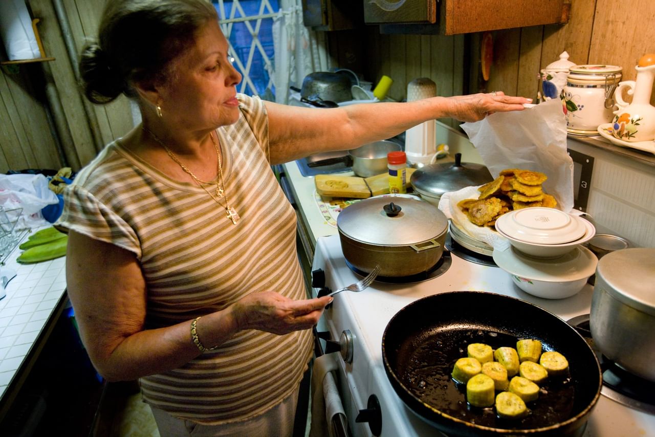 പാചക എണ്ണ: കൈയ്യെത്തും ദൂരത്ത് എണ്ണ സൂക്ഷിക്കുന്നത് മിക്കയാളുകളുടെയും ശീലമാണ്. എന്നാൽ പാചകത്തിന് ഉപയോഗിക്കുന്ന എണ്ണ ഒരിക്കലും ഗ്യാസ് സ്റ്റൗവിന് അടുത്ത് സൂക്ഷിക്കരുത്. നിരന്തരമായി ചൂടേൽക്കുമ്പോൾ ഇത് പെട്ടെന്ന് കേടുവരാൻ കാരണമാകുന്നു. അങ്ങനെ എണ്ണയുടെ രുചിയും ഗുണമേന്മയും നഷ്ടപ്പെടുകയും ചെയ്യുന്നു. (Image Credits: Getty Images)