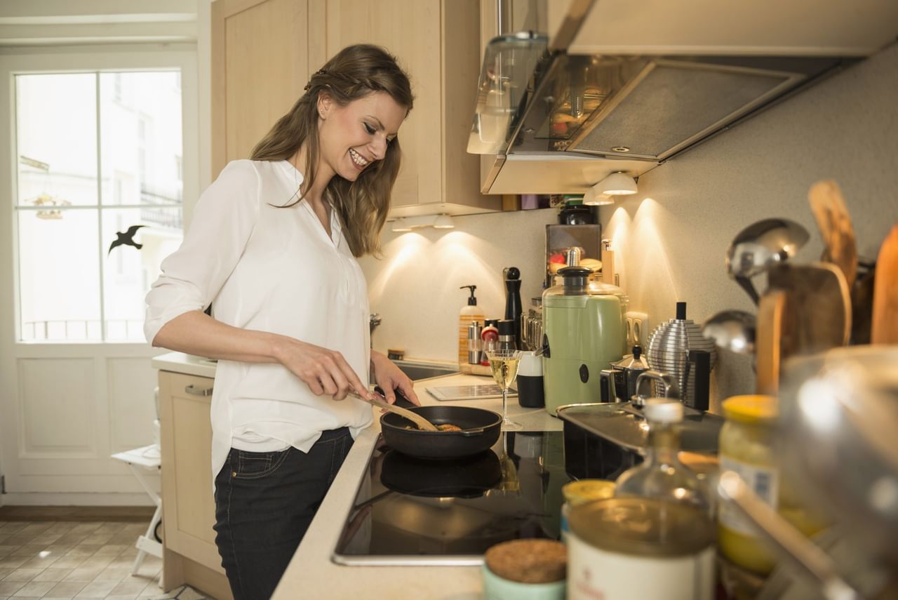 സുഗന്ധവ്യഞ്ജനങ്ങൾ: പാചകത്തിന് ഉപയോഗിക്കുന്ന സുഗന്ധവ്യഞ്ജനങ്ങൾ ഗ്യാസ് സ്റ്റൗവിന്റെ അടുത്ത് സൂക്ഷിക്കാൻ പാടില്ല. എണ്ണയുടെ സമാനമായി ചൂടേൽക്കുമ്പോൾ ഇതിന്റെ രുചിയിലും ഘടനയിലും മാറ്റങ്ങൾ വരുന്നു. സുഗന്ധവ്യഞ്ജനങ്ങൾ അല്പം മാറ്റി ഷെൽഫുകളിൽ സൂക്ഷിക്കുന്നതാണ് നല്ലത്. (Image Credits: Getty Images)