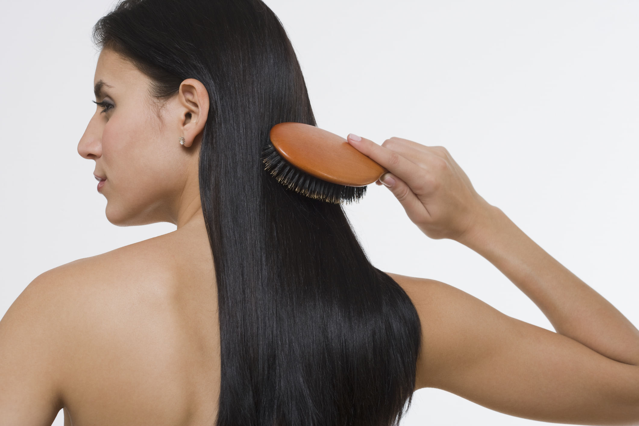 ഇഞ്ചിയിൽ ജിഞ്ചറോൾ അടങ്ങിയിട്ടുണ്ട്, ഇത് തലയോട്ടിക്ക് ചൂട് നൽകുകയും രക്തപ്രവാഹത്തെ പിന്തുണയ്ക്കുകയും ചെയ്യുന്നു. മെച്ചപ്പെട്ട രക്തചംക്രമണം പോഷകങ്ങൾ രോമകൂപങ്ങളിലേക്ക് വേഗത്തിൽ ആ​ഗിരണം ചെയ്യാൻ സഹായിക്കുന്നു. ഇത് മുടി വളർച്ചയെ വളരെയേറെ സഹായിക്കും. ഇതിന്റെ ആന്റി-ഇൻഫ്ലമേറ്ററി, ആന്റിമൈക്രോബയൽ ഗുണങ്ങൾ താരൻ, മറ്റ് പ്രശ്നങ്ങൾ എന്നിവ നിയന്ത്രിക്കുന്നു. (Image Credits: Getty Images)
