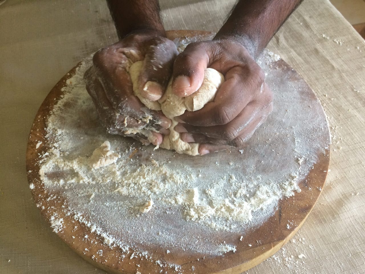 ഭക്ഷണം ബാക്കിയായാൽ ഫ്രി‍ഡ്ജിൽ വെക്കുകയോ ചൂടാക്കി ഉപയോ​ഗിക്കുകയോ ചെയ്യുന്നത് സ്ഥിരമാണോ. എന്നാൽ ഓരോ ഭക്ഷണങ്ങളും തണുപ്പിൽ സൂക്ഷിക്കുന്നതിനും അതിൽ വച്ച് ഉപയോ​ഗിക്കുന്നതിനും അതിൻ്റേതായ രീതിയുണ്ട്. തണുപ്പിച്ച് ഉപയോ​ഗിക്കുന്ന ഭക്ഷണങ്ങളുടെ കാര്യത്തിൽ ചില കരുതൽ വേണമെന്നതാണ് വാസ്തവം. (Image Credits: Getty Images)