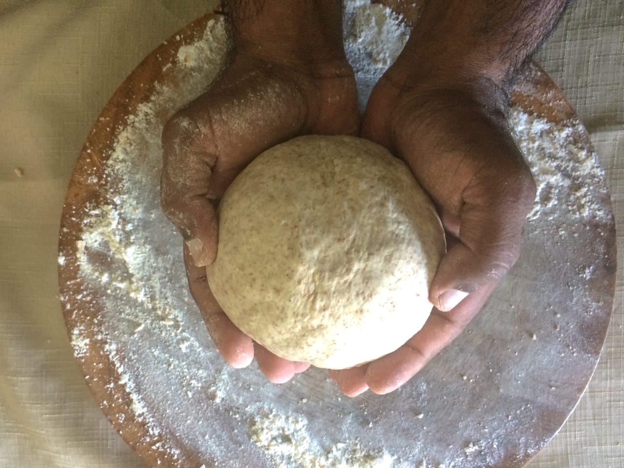 എന്നാൽ ആവശ്യം കഴിഞ്ഞയുടൻ ബാക്കി വന്ന മാവ് റഫ്രിജറേറ്ററിൽ സൂക്ഷിക്കുന്നത് ബാക്ടീരിയകളുടെ വളർച്ചയെ മന്ദഗതിയിലാക്കുന്നു, പക്ഷേ അധികനാൾ വയ്ക്കാൻ പാടില്ല. എപ്പോഴും ഫ്രിഡ്ജിൽ 12 മുതൽ 24 മണിക്കൂറിൽ കൂടുതൽ വയ്ക്കാൻ പാടില്ല. ബാക്കിയുള്ള മാവ് ഉപയോഗിക്കുന്നതിന് മുമ്പ് അവ കേടായോ എന്ന് പരിശോധിക്കേണ്ടതാണ്. (Image Credits: Getty Images)