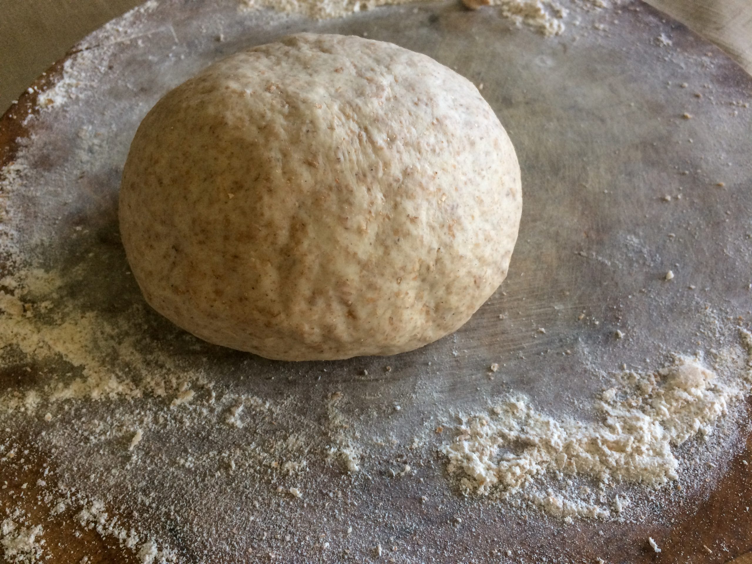 ശക്തമായ പുളിച്ചതായി തോന്നുന്ന ദുർഗന്ധം ശ്രദ്ധിക്കണം. പശിമയുള്ളതോ, വഴുവഴുപ്പുള്ളതോ ആയ ഘടന, വെള്ള, കറുപ്പ് അല്ലെങ്കിൽ പച്ച നിറങ്ങളിൽ ദൃശ്യമായ പൂപ്പൽ, ചാരനിറത്തിലുള്ളതോ ഇരുണ്ടതോ ആയ പ്രതലം എന്നിവ കേടായതിൻ്റെ തെളിവുകളാണ്. രൂപമോ, മണമോ അല്ലെങ്കിൽ ഘടനയോ മാറിയതായി തോന്നിയാൽ, അത് ഉപയോഗിക്കാതിരിക്കുന്നതാണ് സുരക്ഷിതം. (Image Credits: Getty Images)
