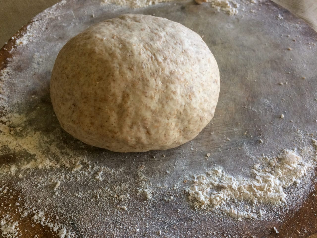 ശക്തമായ പുളിച്ചതായി തോന്നുന്ന ദുർഗന്ധം ശ്രദ്ധിക്കണം. പശിമയുള്ളതോ, വഴുവഴുപ്പുള്ളതോ ആയ ഘടന, വെള്ള, കറുപ്പ് അല്ലെങ്കിൽ പച്ച നിറങ്ങളിൽ ദൃശ്യമായ പൂപ്പൽ, ചാരനിറത്തിലുള്ളതോ ഇരുണ്ടതോ ആയ പ്രതലം എന്നിവ കേടായതിൻ്റെ തെളിവുകളാണ്. രൂപമോ, മണമോ അല്ലെങ്കിൽ ഘടനയോ മാറിയതായി തോന്നിയാൽ, അത് ഉപയോഗിക്കാതിരിക്കുന്നതാണ് സുരക്ഷിതം. (Image Credits: Getty Images)