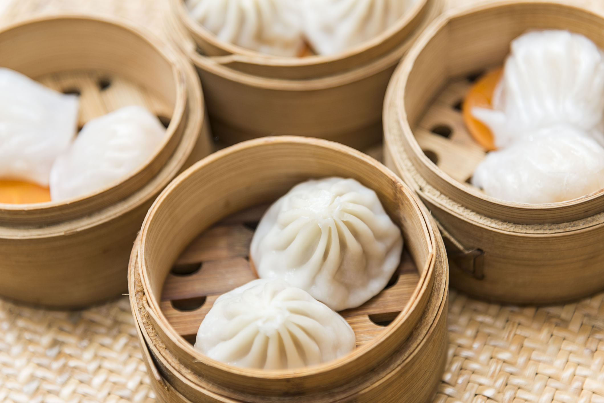 ഉത്തരേന്ത്യൻ സംസ്ഥാനങ്ങളുടെ തെരുവ് ഭക്ഷണങ്ങളിൽ ഏറ്റവും കൂടുതൽ ആളുകൾ ഇഷ്ടപ്പെടുന്ന ഒന്നാണ് മോമോസ്. ഇന്ന് കേരളത്തിലടക്കം മിക്ക സ്ഥലങ്ങളിലും ഇവ സുലഭമാണ്. എന്നാൽ മോമോസ് പതിവായി കഴിക്കുന്നത് ആരോ​ഗ്യത്തെ അപകടത്തിലാക്കുമെന്ന് പറഞ്ഞാൽ നിങ്ങൾ വിശ്വസിക്കുമോ? കാരണം കടകളിൽ വിൽക്കുന്ന പല മോമോസുകളും തയ്യാറാക്കാൻ ഉപയോ​ഗിക്കുന്ന മാവിനാണ് പ്രശ്നം. ശുചിത്വത്തിൻ്റെ കുറവും വളരെ പ്രധാനമായി എടുത്തുപറയേണ്ടതാണ്. Credits: Getty Images and Unsplash
