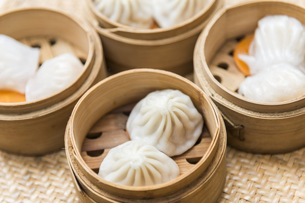 ഉത്തരേന്ത്യൻ സംസ്ഥാനങ്ങളുടെ തെരുവ് ഭക്ഷണങ്ങളിൽ ഏറ്റവും കൂടുതൽ ആളുകൾ ഇഷ്ടപ്പെടുന്ന ഒന്നാണ് മോമോസ്. ഇന്ന് കേരളത്തിലടക്കം മിക്ക സ്ഥലങ്ങളിലും ഇവ സുലഭമാണ്. എന്നാൽ മോമോസ് പതിവായി കഴിക്കുന്നത് ആരോ​ഗ്യത്തെ അപകടത്തിലാക്കുമെന്ന് പറഞ്ഞാൽ നിങ്ങൾ വിശ്വസിക്കുമോ? കാരണം കടകളിൽ വിൽക്കുന്ന പല മോമോസുകളും തയ്യാറാക്കാൻ ഉപയോ​ഗിക്കുന്ന മാവിനാണ് പ്രശ്നം. ശുചിത്വത്തിൻ്റെ കുറവും വളരെ പ്രധാനമായി എടുത്തുപറയേണ്ടതാണ്. Credits: Getty Images and Unsplash
