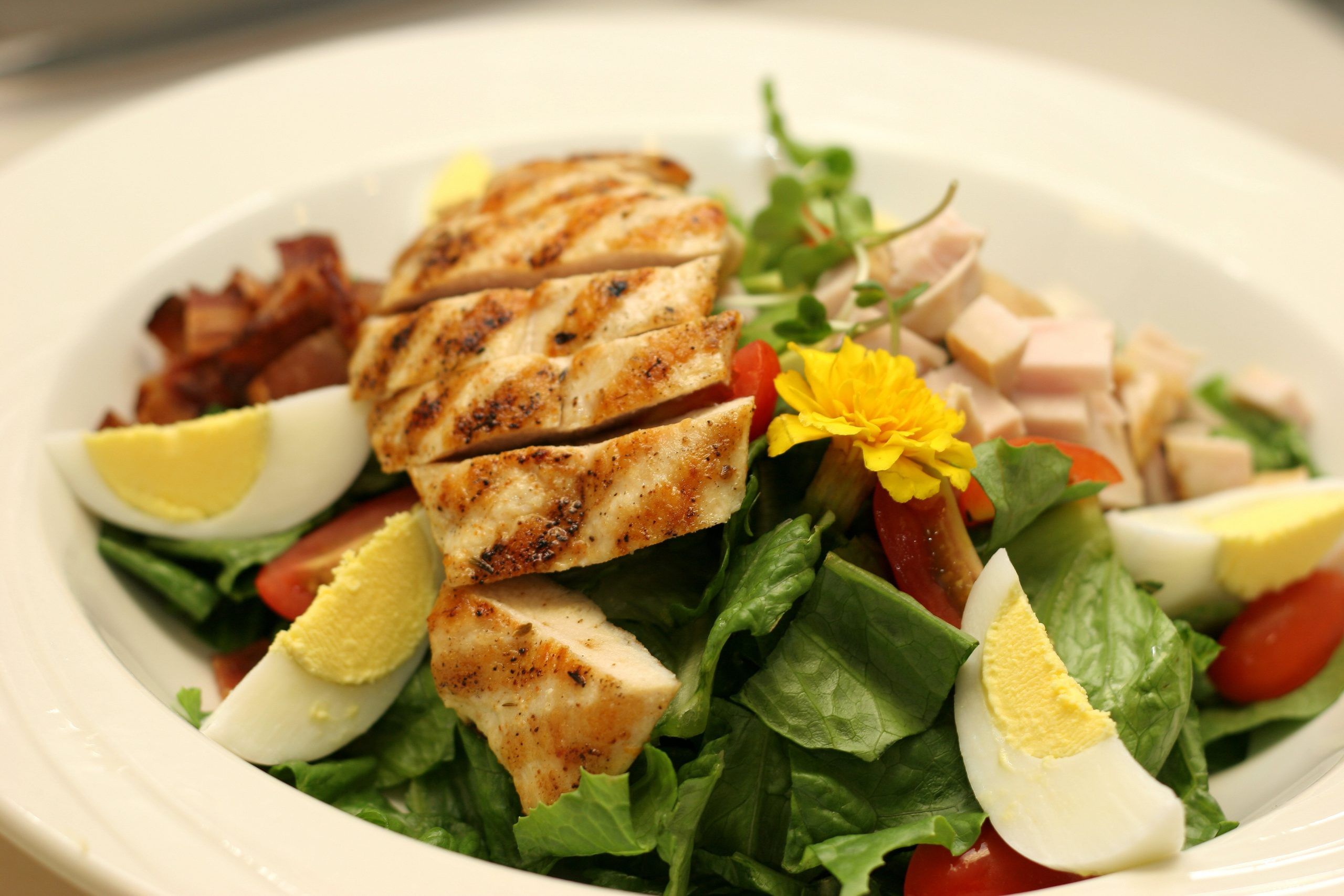 ജേണൽ ഓഫ് ന്യൂട്രീഷനിൽ പ്രസിദ്ധീകരിച്ച ഒരു പഠനമനുസരിച്ച്, മുട്ടയിൽ കോളിൻ, ല്യൂട്ടിൻ തുടങ്ങിയ ബയോആക്ടീവ് സംയുക്തങ്ങൾ അടങ്ങിയിട്ടുണ്ട്. കൂടാതെ വിറ്റാമിനുകൾ എ, ഡി, ഇ, കെ എന്നിവയും മുട്ടയിലുണ്ട്. ചിക്കനിൽ നിയാസിൻ, ബി6 തുടങ്ങിയ ബി വിറ്റാമിനുകൾ ധാരാളമായി അടങ്ങിയിട്ടുണ്ട്, ഇവ രണ്ടും ഊർജ്ജ ഉപാപചയം, രോഗപ്രതിരോധ പ്രവർത്തനം, തലച്ചോറിന്റെ ആരോഗ്യം എന്നിവയെ പിന്തുണയ്ക്കുന്നവയാണ്. (Image Credits: Getty Images)
