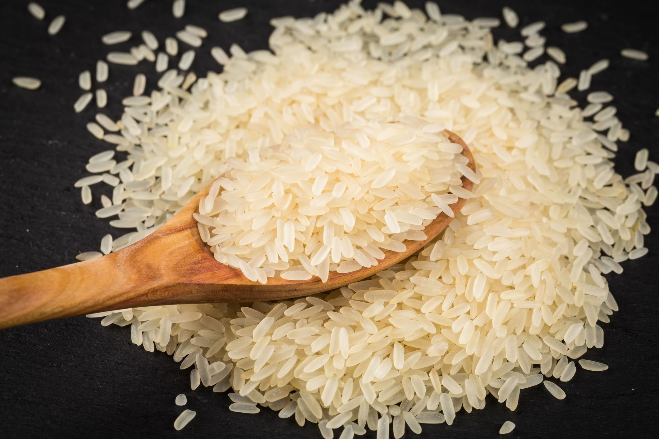 ഈ പ്രാണികളെ ഓരോന്നായി നീക്കം ചെയ്യുന്നത് വളരെ ബുദ്ധിമുട്ടുള്ള കാര്യമാണ്. ചില സാഹചര്യങ്ങളിൽ അവയെ കാണാതെ പോവുകയും ചോറിനൊപ്പം കഴിക്കേണ്ടി വരുകയും ചെയ്തേക്കാം. എന്നാൽ  ഇവയെ എല്ലാം നീക്കം ചെയ്യാൻ ചില പൊടികൈകളുണ്ട്. അതും പരമ്പരാ​ഗതമായി ഉപയോ​ഗിച്ചു വരുന്ന രീതികൾ. ഇവയൊന്ന് പരീക്ഷിച്ചു നോക്കൂ. (Image Credits: Getty Images)
