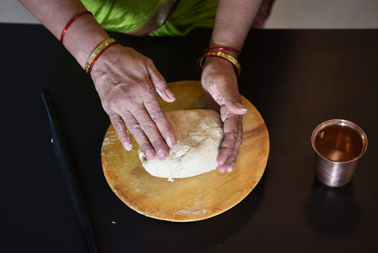 ബാക്കി വരുന്ന മാവ് ശരിയായി സൂക്ഷിച്ചിട്ടുണ്ടെങ്കിൽ അടുത്ത ദിവസം സുരക്ഷിതമായി ഉപയോഗിക്കാം. കുഴച്ച മാവ് 24 മണിക്കൂറിൽ കൂടുതൽ ഫ്രിഡ്ജിൽ വയ്ക്കരുതെന്നാണ് വിദഗ്ദ്ധർ ചെയ്യുന്നത്.  കൂടാതെ മാവ് 8 മുതൽ 10 മണിക്കൂറിൽ കൂടുതൽ മുറിയിലെ താപനിലയിൽ സൂക്ഷിക്കുന്നത് ഇ.കോളി, സാൽമൊണെല്ല എന്നിവയുൾപ്പെടെയുള്ള ദോഷകരമായ ബാക്ടീരിയകൾ പെരുകാൻ കാരണമാകും. (Image Credits: Getty Images)