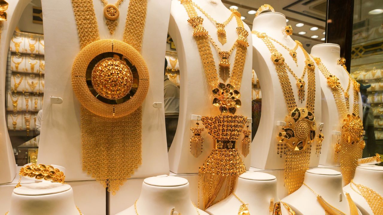 ആഭ്യന്തര ഫ്യൂച്ചര്‍ വ്യാപാരത്തില്‍ സ്വര്‍ണത്തിന്റെയും വെള്ളിയുടെയും വിലയില്‍ കനത്ത ഇടിവ്. ഡോളറിന്റെ മൂല്യം ഉയര്‍ന്നതും യുഎസും ചൈനയും തമ്മിലുള്ള വ്യാപാര സംഘര്‍ഷങ്ങള്‍ അവസാനിച്ചതും വിലയേറിയ ലോഹങ്ങളിലുള്ള സുരക്ഷിതത്വത്തില്‍ ഇടിവ് വരുത്തി.  (Image Credits: Getty Images