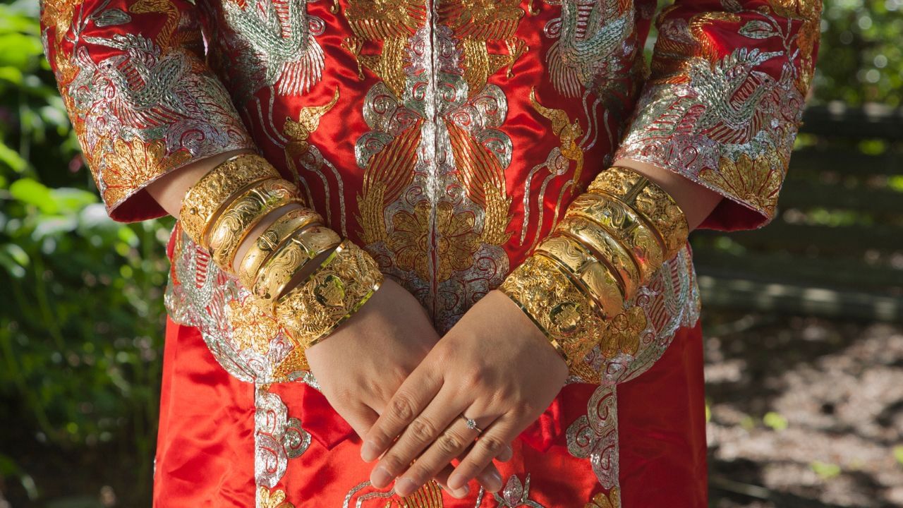 ഷാങ്ഹായ് ഗോള്‍ഡ് എക്‌സ്‌ചേഞ്ച്, ഷാങ്ഹായ് ഫ്യൂച്ചേഴ്‌സ് എക്‌സ്‌ചേഞ്ച് എന്നിവയില്‍ നിന്ന് ശേഖരിക്കുന്ന സ്വര്‍ണത്തിന് ചില്ലറ വ്യാപാരികള്‍ക്ക് മൂല്യവര്‍ധിത നികുതിയില്‍ (വാറ്റ്) നല്‍കിയിരുന്ന ഇളവ് പൂര്‍ണമായും നിര്‍ത്തലാക്കാന്‍ ചൈന പ്രഖ്യാപിച്ചതിനെ തുടര്‍ന്നാണ് സ്വര്‍ണത്തില്‍ തിരിച്ചടി സംഭവിച്ചത്. 

