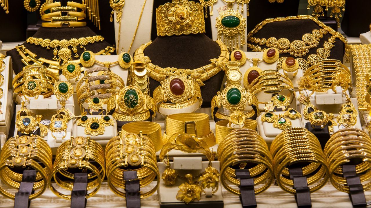 എന്നാല് സ്വര്ണവിലയില് കാര്യമായ ഇടിവ് സംഭവിക്കുമെന്ന് കരുതുന്നതില് അര്ത്ഥമില്ലെന്നാണ് വിദഗ്ധര് പറയുന്നത്. സ്വര്ണവിലയില് ഇപ്പോള് സംഭവിക്കുന്നത് ചെറിയ തിരുത്തലുകള് മാത്രമാണെന്ന് അവര് വ്യക്തമാക്കുന്നു. ഭൗമ രാഷ്ട്രീയ സംഘര്ഷങ്ങള് സ്വാഭാവികമായും സ്വര്ണവിലയെ സ്വാധീനിക്കുന്നു. യുദ്ധം ഉണ്ടാകുമ്പോള് കത്തിക്കയറുന്ന സ്വര്ണം, അത് കഴിയുന്നതോടെ താഴേക്കെത്തും.