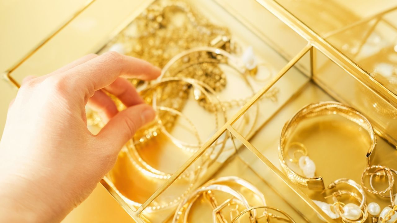 നിലവിലെ സ്ഥിതി അനുസരിച്ച് അടുത്തകാലത്തൊന്നും സ്വര്‍ണവില 70,000 ത്തിലേക്ക് പോലും വീഴാന്‍ സാധ്യതയില്ല. കുറവ് സംഭവിച്ചാലും 2,000 രൂപ വരെയൊക്കെയേ സംഭവിക്കൂ. ഓരോ ദിവസവും ഉണ്ടാകുന്ന മാറ്റങ്ങളും വിദേശരാജ്യങ്ങളിലെ സാഹചര്യങ്ങളും അനുസരിച്ചാണല്ലോ സ്വര്‍ണവില മാറുന്നത്. അതിനാല്‍ തന്നെ കൃത്യമായ പ്രഡിക്ഷന്‍ നടത്താന്‍ സാധിക്കില്ല.