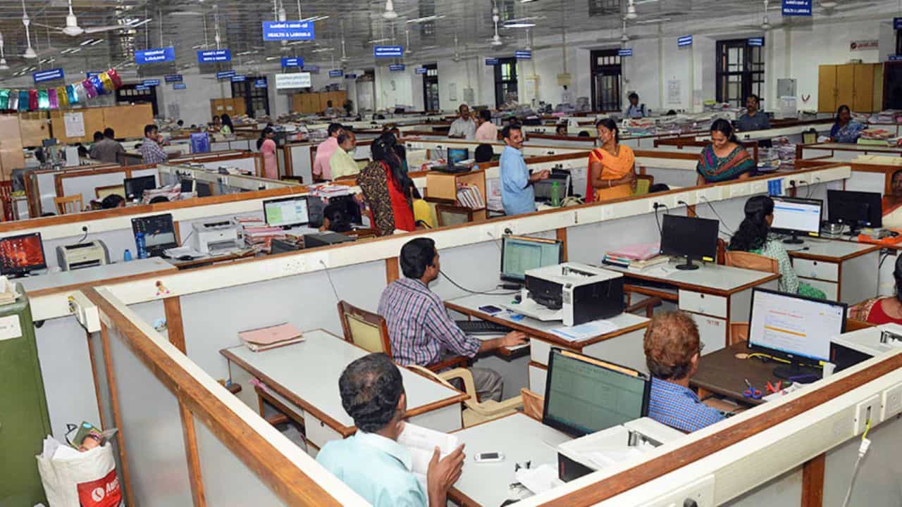 Government Employees Salary: സർക്കാർ ജീവനക്കാർക്ക് ഈ മാസത്തെ ശമ്പളം തടഞ്ഞുവയ്ക്കും? കാരണം