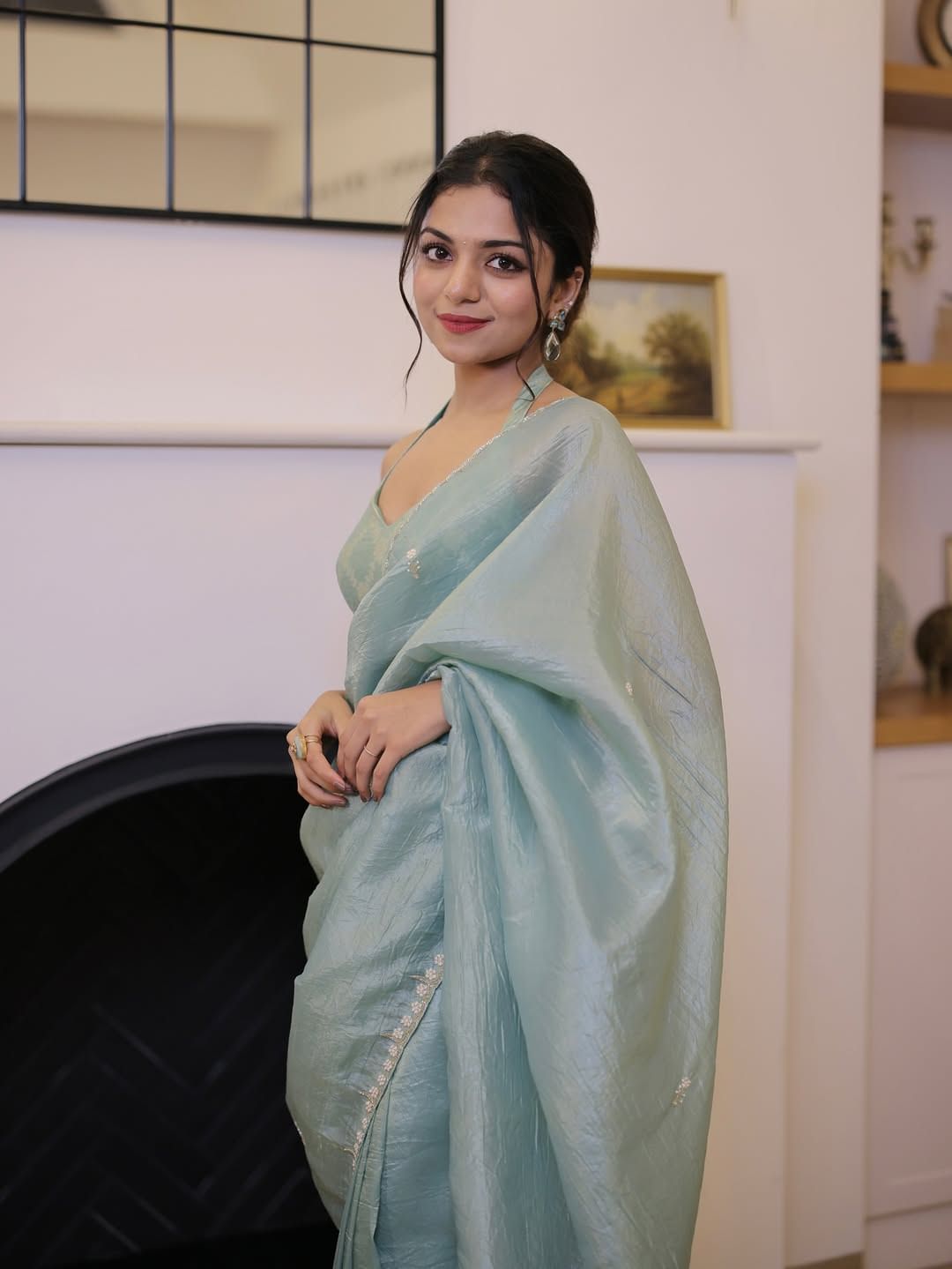 മലയാളികൾക്ക് ഏറെ സുപരിചിതയാണ് നടൻ കൃഷ്ണ കുമാറിന്റെ ഇളയമകളും സോഷ്യൽ മീഡിയ ഇൻഫ്ളുവൻസറായ ഹൻസിക കൃഷ്ണ. വളരെ ചെറിയ പ്രായം മുതൽ സോഷ്യൽ മീഡിയ താരമായി മാറിയ ആളാണ് ഹൻസിക. സോഷ്യൽ മീഡിയയിൽ ഹൻസിക പങ്കുവയ്ക്കുന്ന ചിത്രങ്ങൾക്കും വീഡിയോകൾക്കും ഏറെ ആരാധകരാണ്. (Image credits: Instagram)