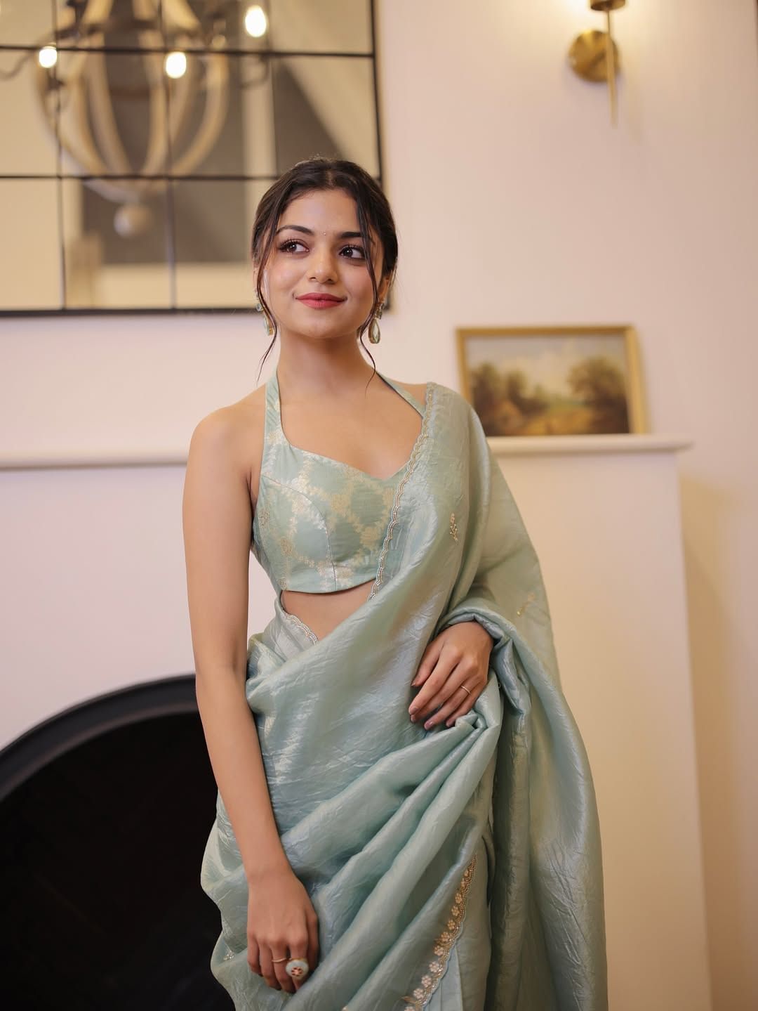 ഈ ചോ​ദ്യത്തിന് തനിക്കറിയില്ലെന്നാണ് ഹൻസിക മറുപടി നൽകുന്നത്. അവൻ ഇപ്പോൾ തന്റെ ജീവിതത്തിൽ ഇല്ല എന്നും ഹൻസിക പറയുന്നു. ഹനസിക മുൻപ് പങ്കുവച്ച വീഡിയോയിൽ  കോളേജിലെ സഹപാഠിയായ ഒരു വിദ്യാർത്ഥിയെ  കാണിച്ചിരുന്നു. 