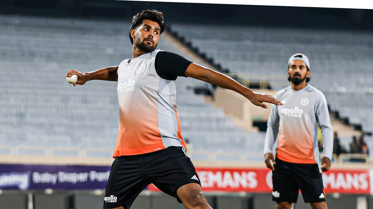 ഹര്ഷിത് റാണ, അര്ഷ്ദീപ് സിങ്, പ്രസിദ്ധ് കൃഷ്ണ എന്നിവരാണ് പേസര്മാര്. കുല്ദീപ് യാദവാണ് സ്പെഷ്യലിസ്റ്റ് സ്പിന്നര്. റാഞ്ചിയിലാണ് മത്സരം (Image Credits: Facebook)