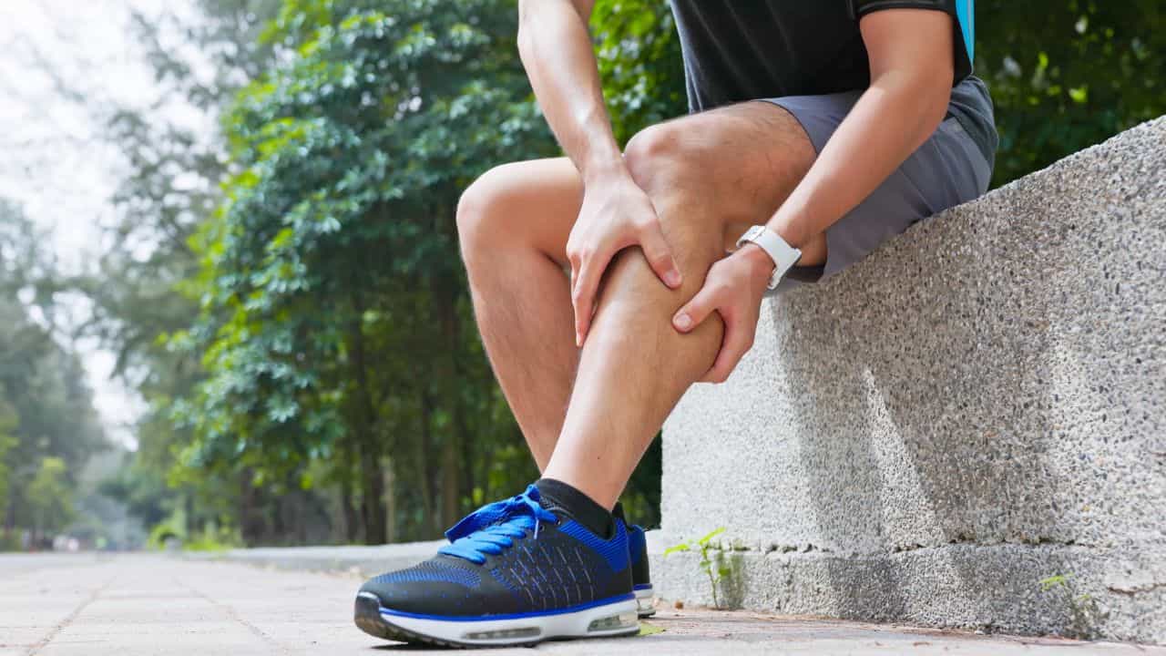 High Cholesterol: നടക്കുമ്പോൾ കാലിന് വേദനയാണോ... ; വാതരോ​ഗമല്ല, ഇത് നിസാരമാക്കരുത്