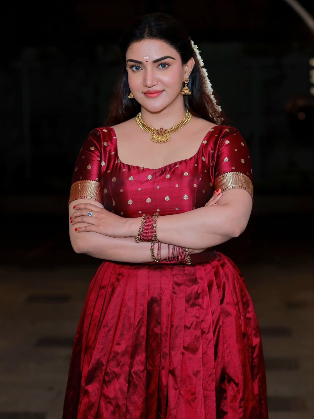 ചെറിയ പ്രായത്തിൽ പ്രണയത്തെ കുറിച്ചും വിവാഹത്തെ കുറിച്ചും ചിന്തിക്കുന്ന കാര്യമല്ല റിയാലിറ്റിയിൽ നടക്കുന്നതെന്ന ബോധ്യം തനിക്കുണ്ടെന്നും നമുക്ക് കിട്ടുന്നയാൾ അത്യാവശ്യം കുഴപ്പമില്ലാത്ത, നമ്മളുമായി അഡ്ജസ്റ്റ് ചെയ്ത് പോകുന്ന ആളാണെങ്കിൽ ലക്ക് എന്ന് മാത്രമെ പറയാനുള്ളു എന്നാണ് ഹണി റോസ് പറയുന്നത്.
