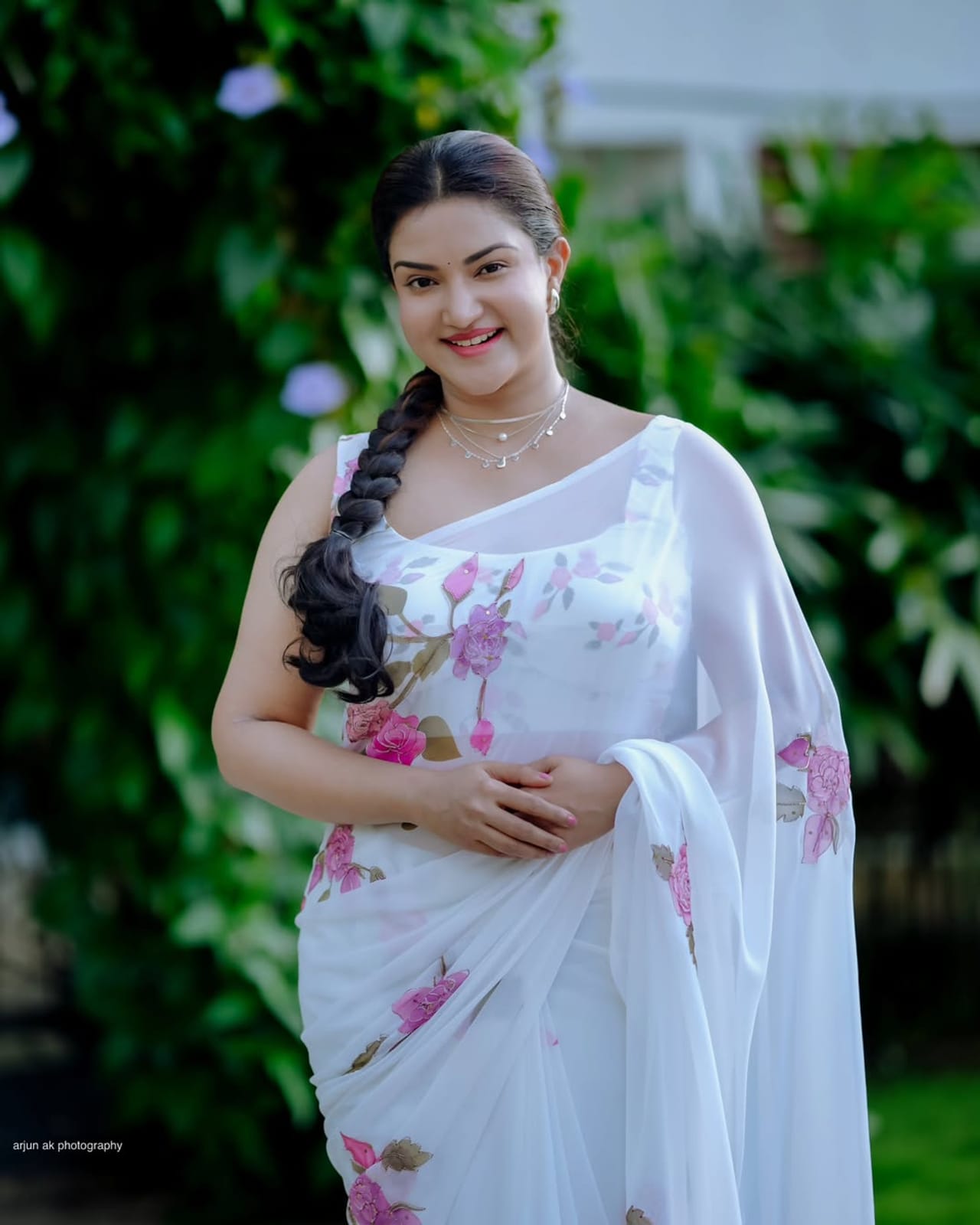 വിനയൻ സംവിധാനം ചെയ്ത് ബോയ് ഫ്രണ്ട് എന്ന ചിത്രത്തിലൂടെയാ‌ണ്  ഹണി റോസ് സിനിമയിലേക്ക് എത്തുന്നത്. ഇതിനു ശേഷം ചെറുതും വലുതുമായ ഒട്ടേറെ സിനിമകളിൽ താരം എത്തി. എന്നാൽ കഴിഞ്ഞ കുറച്ച് നാളുകളായി അഭിനയ ജീവിതത്തിൽ നിന്ന് വിട്ടുനിന്ന താരം ശക്തമായ തിരിച്ചുവരവിനൊരുങ്ങുകയാണ്. (​Image Credit: Instagram)
