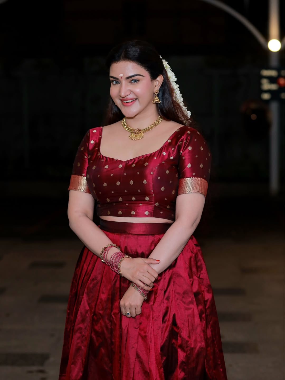 വിവാഹം കഴിക്കുന്നത് സന്തോഷമുള്ള കാര്യമായി തോന്നുന്നില്ലെന്നും ഇക്കാര്യത്തിൽ പേടിയും ആശങ്കയുമാണ് മനസിലുള്ളതെന്നും നടി ഹണി റോസ് പറയുന്നു.അതാണ് വിവാഹം കഴിക്കാതിരിക്കാനുള്ള ഒരു കാരണമെന്നും താരം പറഞ്ഞു.  
