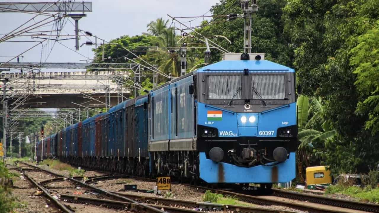 Railway: ട്രെയിനിൽ ഹലാൽ ഭക്ഷണം വിളമ്പുന്നത് വിവേചനം; റെയിൽവേയ്ക്ക് നോട്ടീസയച്ച് മനുഷ്യാവകാശ കമ്മീഷൻ