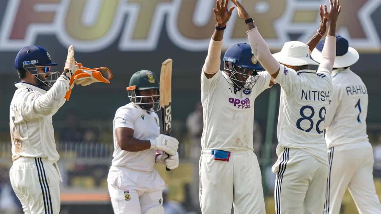 India vs South Africa: അഞ്ഞൂറും കടന്ന് ദക്ഷിണാഫ്രിക്കയുടെ ലീഡ്, ഇന്ത്യയുടെ നില പരുങ്ങലില് India vs South Africa: അഞ്ഞൂറും കടന്ന് ദക്ഷിണാഫ്രിക്കയുടെ ലീഡ്, ഇന്ത്യയുടെ നില പരുങ്ങലില്