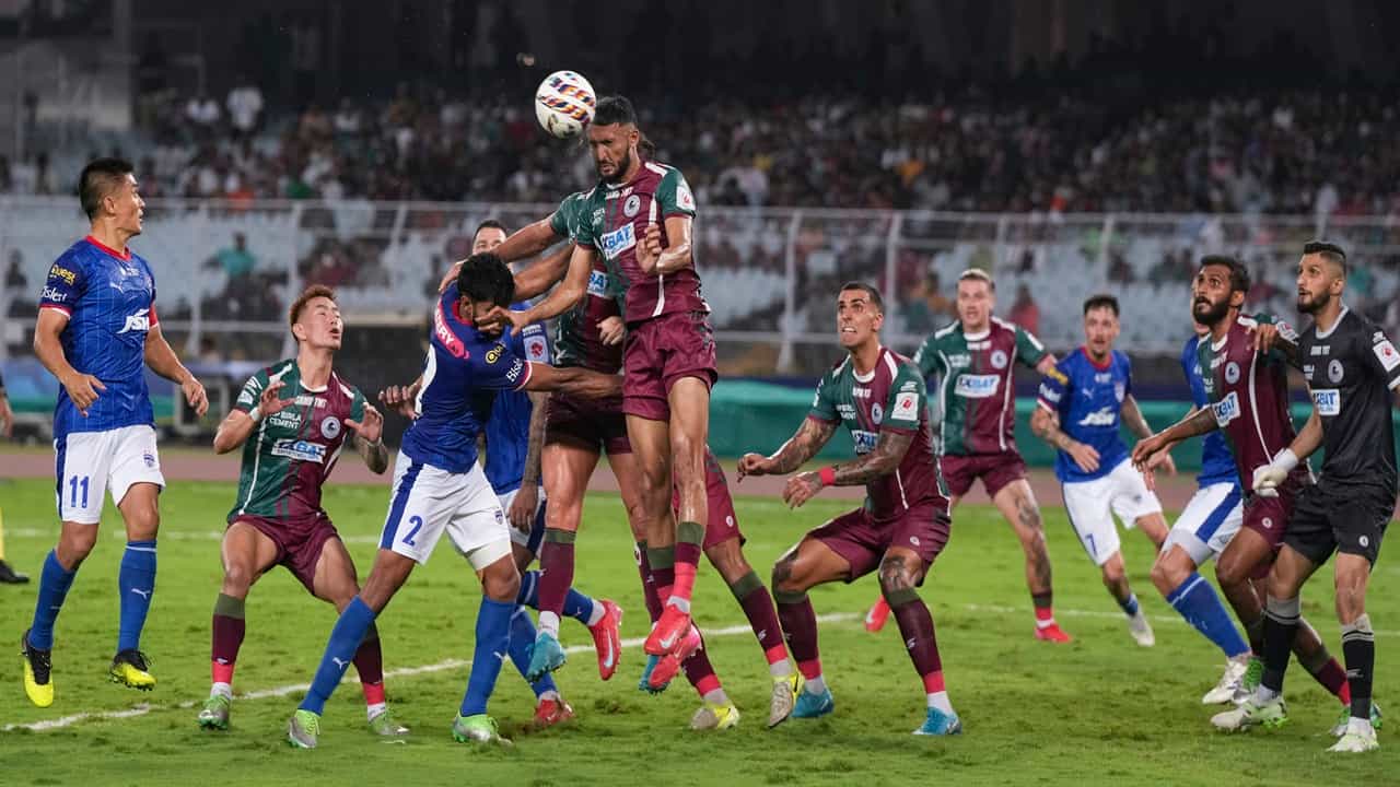 ISL Uncertainty: ഐഎസ്എല് പ്രതിസന്ധി തുടരുന്നു, അഡ്രിയാന് ലൂണ ഉള്പ്പെടെയുള്ള ക്യാപ്റ്റന്മാര് സുപ്രീംകോടതിയിലേക്ക് ISL Uncertainty: ഐഎസ്എല് പ്രതിസന്ധി തുടരുന്നു, അഡ്രിയാന് ലൂണ ഉള്പ്പെടെയുള്ള ക്യാപ്റ്റന്മാര് സുപ്രീംകോടതിയിലേക്ക്