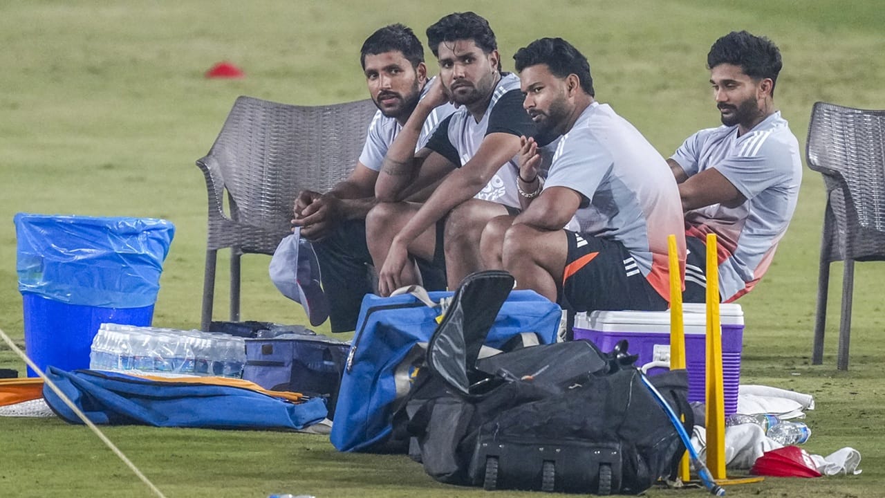 ഋഷഭ് പന്തും കളിക്കാന് സാധ്യതയുണ്ട്. നാളെ കാണാമെന്നാണ് രാഹുല് ഇതുസംബന്ധിച്ച് പ്രതികരിച്ചത്. പന്ത് പ്ലേയിങ് ഇലവനിലുണ്ടെങ്കില് താരം വിക്കറ്റ് കീപ്പറായി കളിച്ചേക്കുമെന്നും രാഹുല് സൂചന നല്കി (Image Credits: PTI)