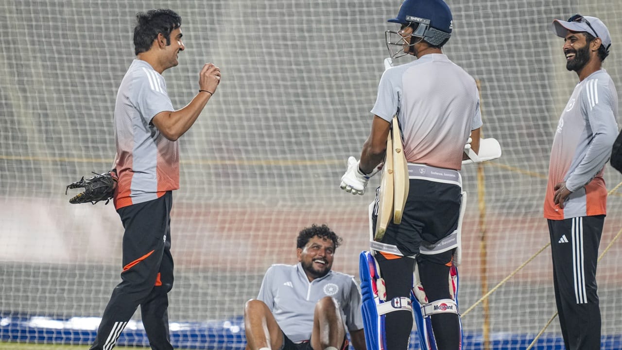 റുതുരാജ് കളിച്ചാല് യശ്വസി ജയ്സ്വാളിന് പുറത്തിരിക്കേണ്ടി വരും. അങ്ങനെയെങ്കില് റുതുരാജും രോഹിതും ഓപ്പണ് ചെയ്തേക്കും. പക്ഷേ, അങ്ങനെ സംഭവിച്ചാല് ടോപ് ഓര്ഡറില് ലെഫ്റ്റ് ഹാന്ഡേഴ്സ് ഇല്ലാതെ കളിക്കേണ്ടി വരും. അവസാന നിമിഷം ടീമിന്റെ പ്ലാനില് മാറ്റമുണ്ടാകുമോയെന്ന് വ്യക്തമല്ല (Image Credits: PTI)