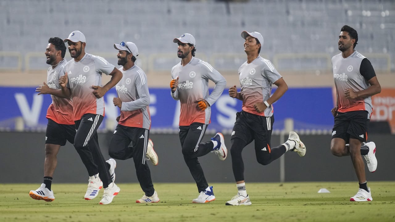 ഇന്ത്യ-ദക്ഷിണാഫ്രിക്ക ഏകദിന പരമ്പരയിലെ ആദ്യ മത്സരം നാളെ റാഞ്ചിയില്‍ നടക്കും. മൂന്ന് മത്സരങ്ങളാണ് പരമ്പരയിലുള്ളത്. ടെസ്റ്റ് പരമ്പര കൈവിട്ടതിന്റെ ക്ഷീണത്തിലാണ് ഇന്ത്യ. ഏകദിന പരമ്പരയില്‍ മികച്ച പ്രകടനമാണ് ലക്ഷ്യമിടുന്നത് (Image Credits: PTI)