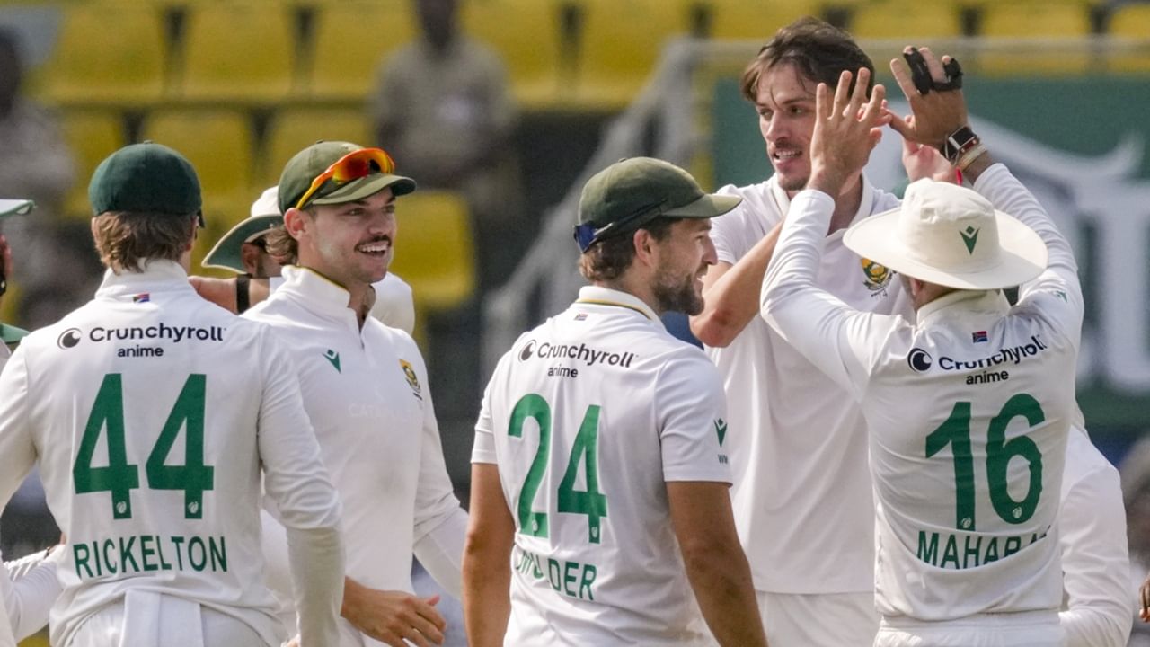 ഗുവാഹത്തി ടെസ്റ്റിലും ഇന്ത്യ പതറുന്നു. ഉച്ചഭക്ഷണത്തിന് പിരിയുമ്പോള്‍ ഏഴ് വിക്കറ്റിന് 174 എന്ന നിലയിലാണ് ഇന്ത്യ. 33 റണ്‍സുമായി വാഷിങ്ടണ്‍ സുന്ദറും, 14 റണ്‍സുമായി കുല്‍ദീപ് യാദവുമാണ് ക്രീസില്‍. ദക്ഷിണാഫ്രിക്ക ആദ്യ ഇന്നിങ്‌സില്‍ 489 റണ്‍സാണ് എടുത്തത് (Image Credits: PTI)