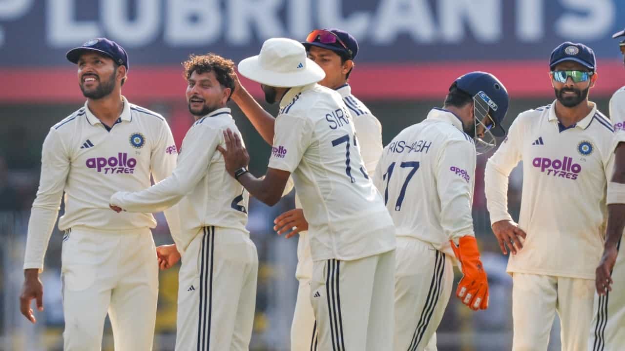 India vs South Africa: ആദ്യ ദിനം ഇരു ടീമുകളും കട്ടയ്ക്ക്; മൂന്ന് വിക്കറ്റ് വീഴ്ത്തിയ കുൽദീപ് യാദവിലൂടെ ഇന്ത്യക്ക് നേരിയ മേൽക്കൈ India vs South Africa: ആദ്യ ദിനം ഇരു ടീമുകളും കട്ടയ്ക്ക്; മൂന്ന് വിക്കറ്റ് വീഴ്ത്തിയ കുൽദീപ് യാദവിലൂടെ ഇന്ത്യക്ക് നേരിയ മേൽക്കൈ