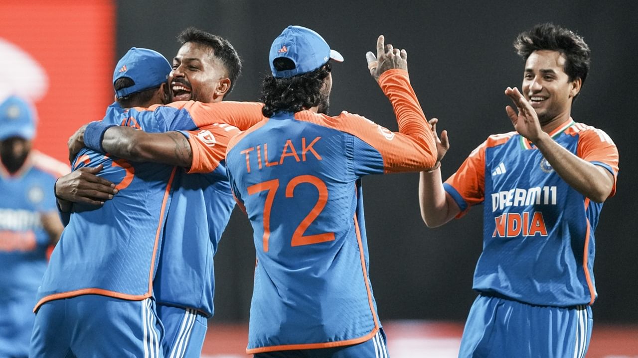 സന്നാഹ മത്സരങ്ങളുണ്ടെങ്കില്‍ അത് ബെംഗളൂരുവില്‍ നടക്കാനാണ് സാധ്യത. ബെംഗളൂരുവിലെ സെന്റര്‍ ഓഫ് എക്‌സലന്‍സ് അല്ലെങ്കില്‍ ചിന്നസ്വാമി സ്റ്റേഡിയം എന്നിവിടങ്ങളില്‍ എവിടെയെങ്കിലും നടക്കാനാണ് സാധ്യത. വരും ദിവസങ്ങളില്‍ ഐസിസി ഷെഡ്യൂള്‍ പ്രഖ്യാപിച്ചേക്കും (Image Credits: PTI)