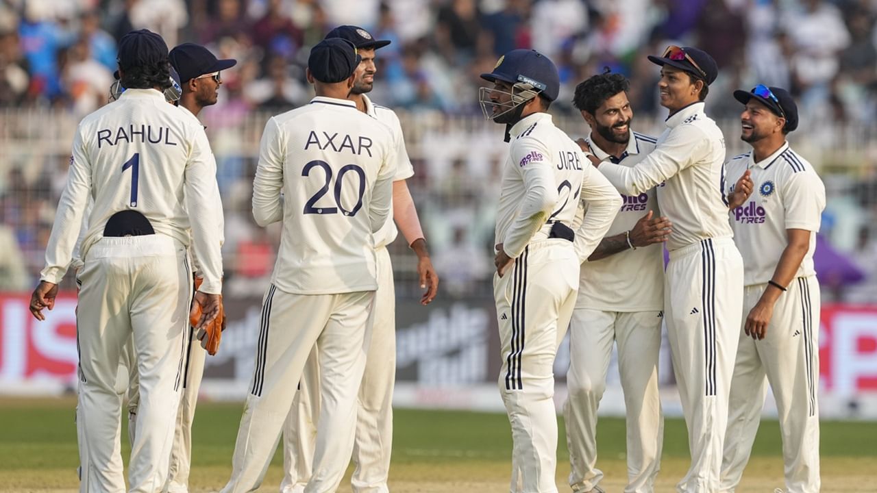 കെഎല്‍ രാഹുലും യശ്വസി ജയ്‌സ്വാളുമാണ് ഓപ്പണര്‍മാര്‍. സായ് സുദര്‍ശന്‍, ധ്രുവ് ജൂറല്‍ എന്നിവര്‍ മൂന്നും നാലും നമ്പറുകൡ ബാറ്റ് ചെയ്യും. തുടര്‍ന്ന് ഋഷഭ് പന്ത്, രവീന്ദ്ര ജഡേജ, നിതീഷ് കുമാര്‍ റെഡ്ഡി, വാഷിങ്ടണ്‍ സുന്ദര്‍, കുല്‍ദീപ് യാദവ്, ജസ്പ്രീത് ബുംറ, മുഹമ്മദ് സിറാജ് എന്നിവര്‍  (Image Credits: PTI)