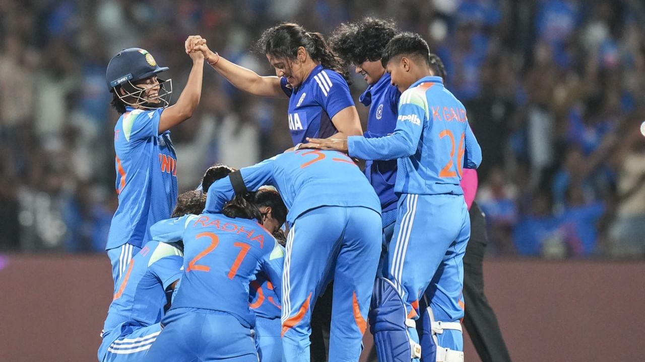 സെമി ഫൈനലിലെത്തിയ ഓസ്‌ട്രേലിയക്കും, ഇംഗ്ലണ്ടിനും 9.3 കോടി രൂപ ലഭിക്കും. 2022ല്‍ ഈ തുക 2.5 കോടി മാത്രമായിരുന്നു. 2025ലെ വനിതാ ഏകദിന ലോകകപ്പിലെ സമ്മാനത്തുക 116 കോടി രൂപയാണ്. 2022ല്‍ ഇത് 29 കോടിയായിരുന്നു (Image Credits: PTI)