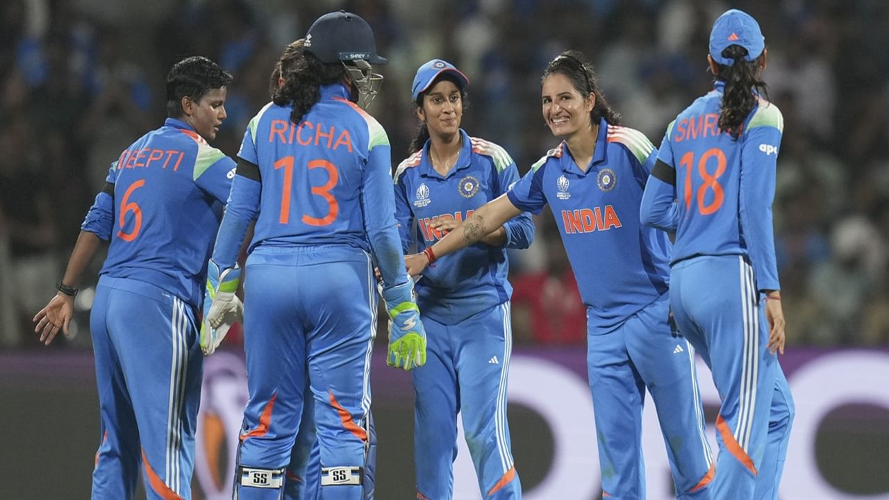 ഇന്ത്യ കിരീടം നേടിയാല്‍ ബിസിസിഐ സമ്മാനത്തുക നല്‍കും. ടി20 ലോകകപ്പ് നേടിയ പുരുഷടീമിന് 125 കോടി രൂപയാണ് നല്‍കിയത്. വനിതാ ടീം ജേതാക്കളായാല്‍ അവര്‍ക്കും ഇത്രയും തുക നല്‍കിയേക്കുമെന്നാണ് സൂചന (Image Credits: PTI)