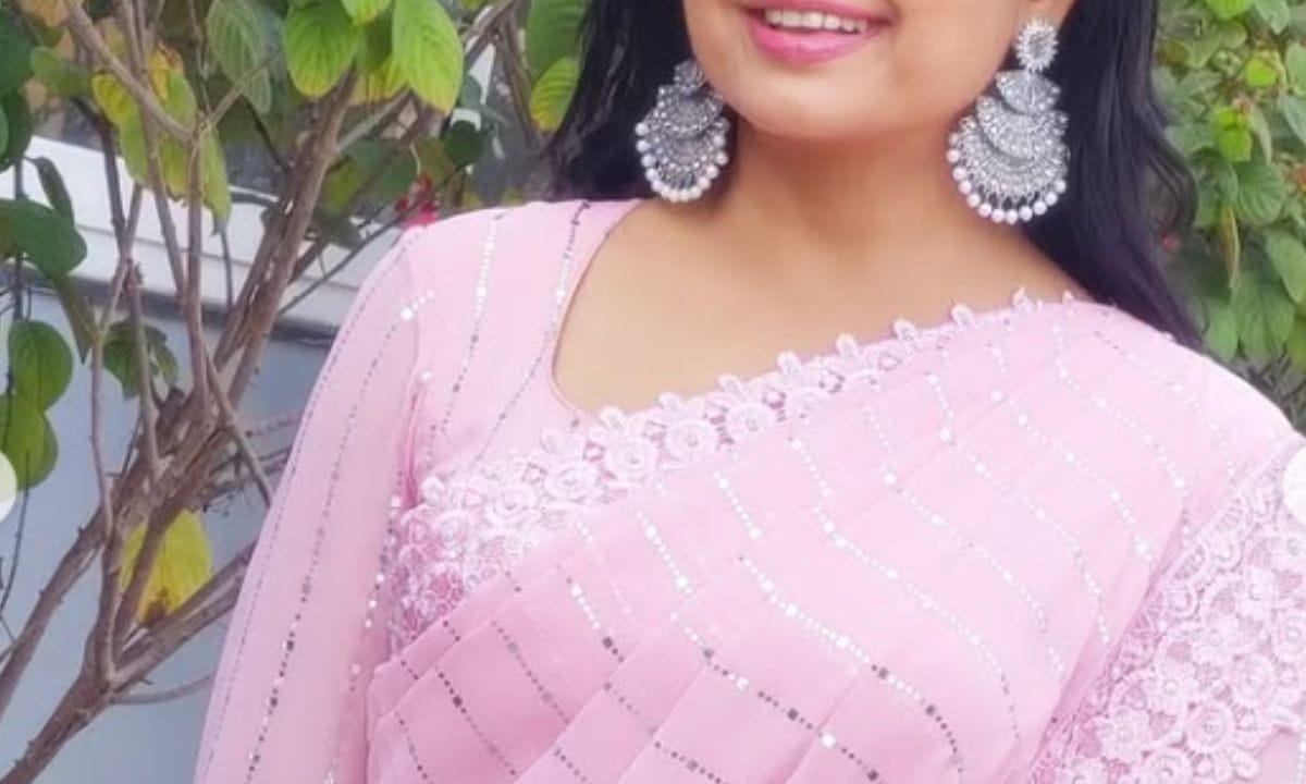 എന്നാൽ ആദ്യകാലത്ത് സിനിമകളിൽ തിളങ്ങിനിന്ന പല നടി നടന്മാരെയും ഇന്നു നാം കാണുന്നില്ല. അവരിൽ ചിലരെങ്കിലും ഇന്ന് നമ്മെ വിട്ട് ഓർമ്മയായി. ചിലരാകട്ടെ സിനിമാലോകം വിട്ട് സ്വകാര്യ ജീവിതത്തിന് പ്രാധാന്യം നൽകി ജീവിക്കുന്നു. മറ്റു ചിലർ മലയാള സിനിമയോട് ബൈ പറഞ്ഞു മറ്റ് അന്യഭാഷ ചിത്രങ്ങളിൽ പോയി തിളങ്ങുന്നു. അത്തരത്തിൽ  മലയാളികളുടെ പ്രിയ നായികയായിരുന്നു ഇന്ദ്രജ. (PHOTO: INSTAGRAM)
