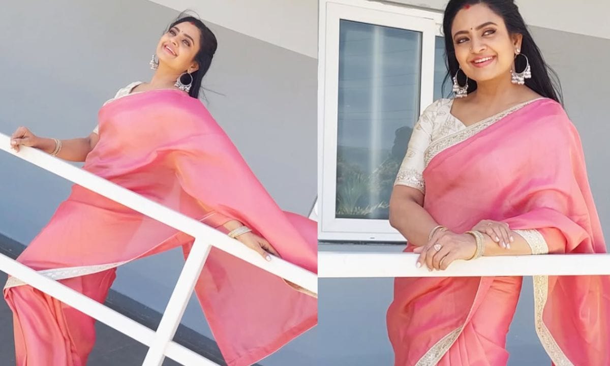 മലയാള സിനിമയിലെ താര രാജാക്കന്മാരായ മമ്മൂട്ടിയുടെയും മോഹൻലാലിനെയും നായികയായി ഇന്ദ്രജ തിളങ്ങി. കരിയറിൽ ഏറ്റവും ശ്രദ്ധിക്കപ്പെട്ട കഥാപാത്രം മമ്മൂട്ടി നായകനായ ക്രോണിക് ബാച്ചിലർ എന്ന സിനിമയിലെ ഭവാനി രാജശേഖരം എന്ന കഥാപാത്രമായിരുന്നു. നെഗറ്റീവ് റോൾ ആയിരുന്നിട്ടു കൂടി ഇന്ദ്രജിയുടെ ഭവാനി എന്ന കഥാപാത്രം ഏറെ ശ്രദ്ധിക്കപ്പെട്ടു. (PHOTO: INSTAGRAM)