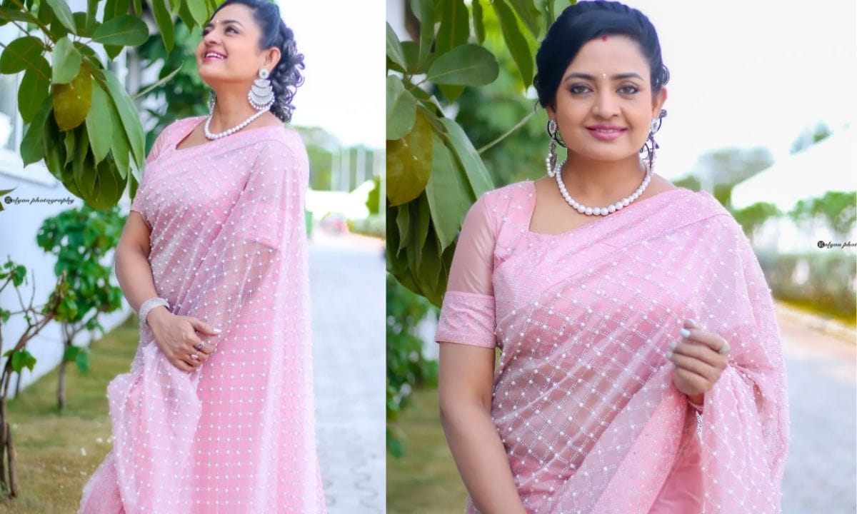 എന്നാൽ എല്ലാ നടിമാരെ പോലെയും കരിയറിൽ തിളങ്ങി നിൽക്കുമ്പോഴാണ് ഇന്ദ്രജിയും സിനിമയിൽ നിന്നും മാറി നിന്നത്. വിവാഹശേഷം കുറച്ചുകാലത്തേക്ക് ഇന്ദ്രജാലം സിനിമയിൽ നിന്നും വിട്ടു നിന്നു. പിന്നീട് നിരവധി തെലുങ്ക് സിനിമകളിൽ ശ്രദ്ധേയമായ വേഷങ്ങളുമായി ഇന്ദ്രജ സിനിമ ലോകത്തേക്ക് തിരിച്ചെത്തി.(PHOTO: INSTAGRAM)