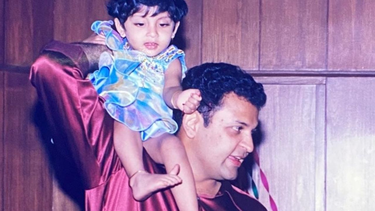 ആ സുന്ദരിയായ വാശിക്കാരി ഇഷാനിക്ക് ഇന്നലെ 25 വയസ്സായി. ഓർക്കാൻ സുഖമുള്ള 25 വർഷങ്ങൾ ഞങ്ങൾക്ക് സമ്മാനിച്ച ഇഷാനിക്ക് നന്ദി എന്നാണ് കൃഷ്ണകുമാർ കുറിച്ചത്. ഒപ്പം ഇഷാനിക്കൊപ്പം ഉള്ള കുട്ടിക്കാലത്തുള്ള ഒരുപാട് ചിത്രങ്ങളും കൃഷ്ണകുമാർ പങ്കുവെച്ചിട്ടുണ്ട്. നാല് പെൺകുട്ടികളാണ് കൃഷ്ണകുമാറിന്. (Photo: Social Media)