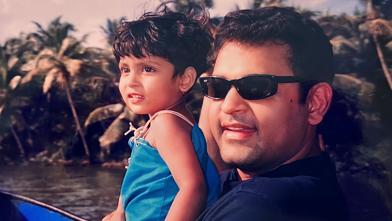 പെൺകുട്ടികളെ ഭാരമായി കണക്കാക്കുന്ന ഈ കാലത്തും തന്റെ പെൺമക്കൾ ഒരു പുണ്യമാണെന്നാണ് കൃഷ്ണകുമാർ പറയാറുള്ളത്. ആദ്യത്തെ മകൾ അഹാനയാണ്. പിന്നെ ഓസി ഇഷാനി ഹൻസിക. നാലു പെൺകുട്ടികളും സോഷ്യൽ മീഡിയയിലും സജീവമാണ്. സ്വന്തം കാലിൽ നിന്ന് തങ്ങളുടെ സ്വപ്നങ്ങൾ എത്തി പിടിപ്പിക്കാനുള്ള തിരക്കിലാണ് നാലുപേരും. നാലു പെൺകുട്ടികളും സോഷ്യൽ മീഡിയയിലും സജീവമാണ്.