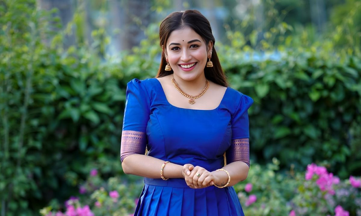 ഞാൻ തന്നെ എന്റെ അമ്മയെ വിളിച്ചപ്പോൾ എന്റെ അമ്മ എന്നോട് ചോദിച്ചത് നിങ്ങൾ എന്തിനാ ആ പാവം കൊച്ചിനെ ഇങ്ങനെ വട്ടം കറക്കുന്നത് എന്തിനാടാ അതിനെ ഇങ്ങനെ  കരയിപ്പിക്കുന്നത് എന്നാണ്. ഇത്തരത്തിൽ ചിന്തിക്കുന്ന സാധാരണക്കാരായ ഒരുപാട് അമ്മമാരുടെ വോട്ടുകൾ അനുമോൾക്ക് പോയിട്ടുണ്ട് എന്നും. (Photo: Facebook/Instagram)