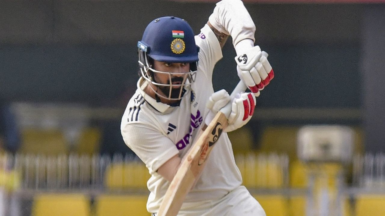 സഹ ഓപ്പണറായ കെഎല്‍ രാഹുല്‍ 22 റണ്‍സെടുത്ത. ഗില്ലിന് പകരം പ്ലേയിങ് ഇലവനിലെത്തിയ സായ് സുദര്‍ശനും നിരാശപ്പെടുത്തി. 22 റണ്‍സാണ് സുദര്‍ശന്‍ നേടിയത്  (Image Credits: PTI)