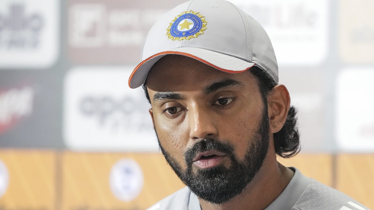 ശുഭ്മാന് ഗില്, ശ്രേയസ് അയ്യര്, ജസ്പ്രീത് ബുംറ തുടങ്ങിയവര് ടീമിലില്ല. കെഎല് രാഹുലാണ് ക്യാപ്റ്റന്. ടീം കോമ്പിനേഷനിലാണ് എല്ലാ കണ്ണുകളും. റുതുരാജ് ഗെയ്ക്വാദിന് അവസരം ലഭിച്ചേക്കുമെന്നാണ് സൂചന. റുതുരാജിന് അവസരം നല്കിയേക്കുമെന്ന് വാര്ത്താസമ്മേളനത്തില് രാഹുല് സൂചിപ്പിച്ചു (Image Credits: PTI)