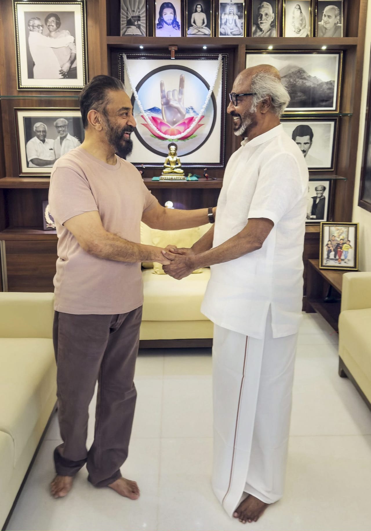 തെന്നിന്ത്യൻ സിനിമാ പ്രേക്ഷകർ ഒന്നാകെ കാത്തിരുന്ന നിമിഷം ഇതാ വന്നെത്തി. സൂപ്പർ സ്റ്റാറുകളായ രജനികാന്തും കമൽ ഹാസനും ഒന്നിച്ചുള്ള ചിത്രത്തിന്റെ പ്രഖ്യാപനത്തിനായി ആരാധകർ ഏറെ നാളായി കാത്തിക്കുന്നത്. ഈ  കാത്തിരിപ്പിനാണ് ഇപ്പോൾ വിരാമമിട്ടിരിക്കുന്നത്. (Image Credits: PTI)
