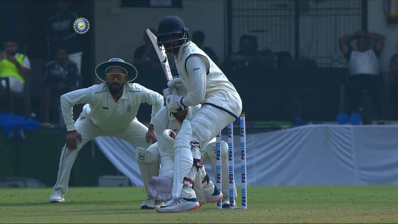 Ranji Trophy 2025: സെഞ്ചുറിയ്ക്ക് രണ്ട് റൺസ് അകലെ വീണ് ബാബ അപരാജിത്; മധ്യപ്രദേശിനെതിരെ കേരളം ഓൾ ഔട്ട്