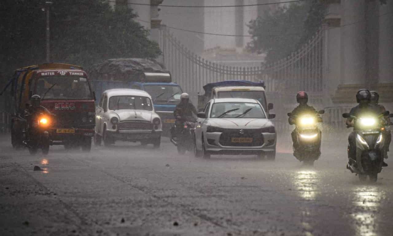 Kerala Weather update: പകൽച്ചൂട് കണ്ട് പേടിക്കേണ്ട, പിന്നാലെ വരുന്നുണ്ട് വേനൽമഴക്കാലം... Kerala Weather update: പകൽച്ചൂട് കണ്ട് പേടിക്കേണ്ട, പിന്നാലെ വരുന്നുണ്ട് വേനൽമഴക്കാലം...