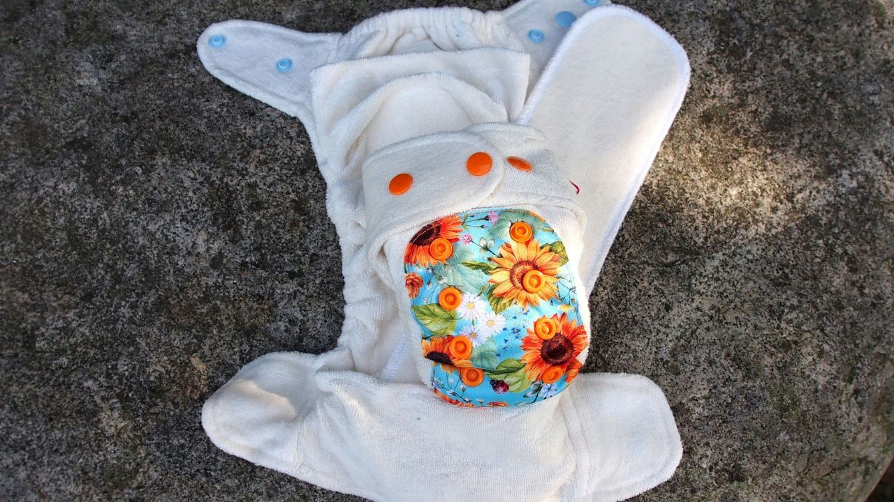 എന്നാൽ ഇത്തരം സൗകര്യങ്ങളെല്ലാം ഉണ്ടെങ്കിലും ഡയപ്പറുകളെ കുറിച്ച് പുതിയ ചില കാര്യങ്ങളാണ് അടുത്തിടെ പുറത്ത് വന്നിട്ടുള്ളത്. മറ്റൊന്നുമല്ല സോഷ്യൽ മീഡിയയിൽ ഒരു ഡോക്ടർ ഒരു സ്ത്രീയോട് നിങ്ങളുടെ കുഞ്ഞിന് ഡയപ്പർ ഇടരുത് എന്ന് നിർദ്ദേശിക്കുന്ന വീഡിയോ വൈറലായി മാറുന്നു. വീഡിയോയിൽ ഡോക്ടർ ഡയപ്പർ ധരിക്കുന്നത് നിങ്ങളുടെ കുഞ്ഞുങ്ങളുടെ തകരാറിലാക്കുന്നു എന്നാണ് പറയുന്നത്. (Photos Credit: Unsplash) 