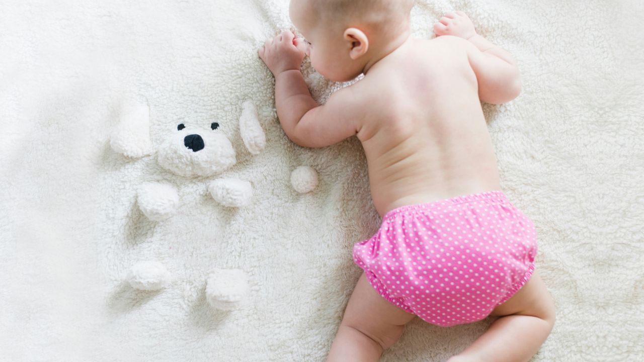 ഇന്ന് എല്ലാ മാതാപിതാക്കളും തങ്ങളുടെ കുഞ്ഞുങ്ങൾക്ക് സൗകര്യമുള്ളതും സുഖം നൽകുന്നതുമായ കാര്യങ്ങൾ ചെയ്യാനാണ് ആഗ്രഹിക്കുന്നത്. അത്തരത്തിൽ എല്ലാവരും കൊച്ചു കുട്ടികൾക്ക് ഡയപ്പർ ധരിച്ചു നൽകുന്നു. കാരണം ഇത് കുട്ടികൾക്കും മാതാപിതാക്കൾക്കും ഒരേപോലെ കൈകാര്യം ചെയ്യുവാൻ എളുപ്പമാണ്. (Photos Credit: Unsplash)